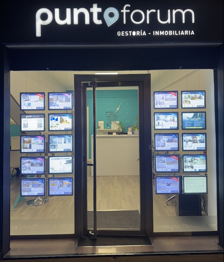 Fachada de la oficina de Punto Forum en Carrer Cantàbria 43