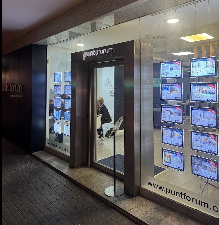 Fachada de la oficina de Punto Forum en Rambla de Prim 92