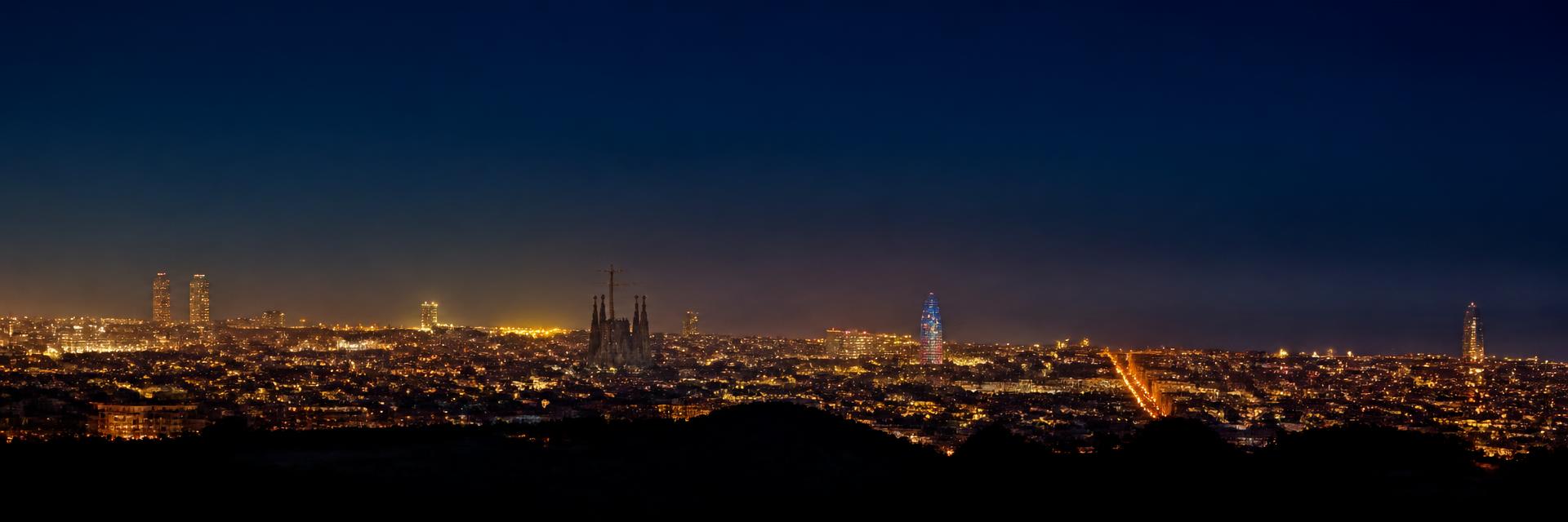 Panorámica nocturna del skyline de Barcelona